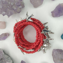 Cargar imagen en el visor de la galería, PULSERA ENVOLVENTE PÁJAROS ROJO
